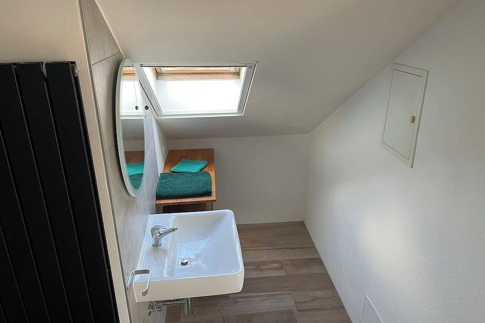 Ganze Wohnung, Modern gestaltete Apartement - Ferienwohnung / Monteurunterkunft in Neufraunhofen, Ostbayern