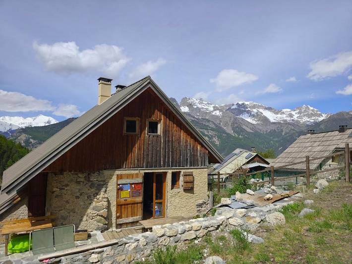 Location de vacances pour 2 personnes, avec vue et jardin à Saint-Martin-de-Queyrières