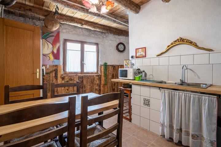 Apartamento entero, Apartamento 'El Mirador Del Cel 1' con vistas a la montaña, jardín compartido y Wi-Fi in Forés, Provincia de Tarragona