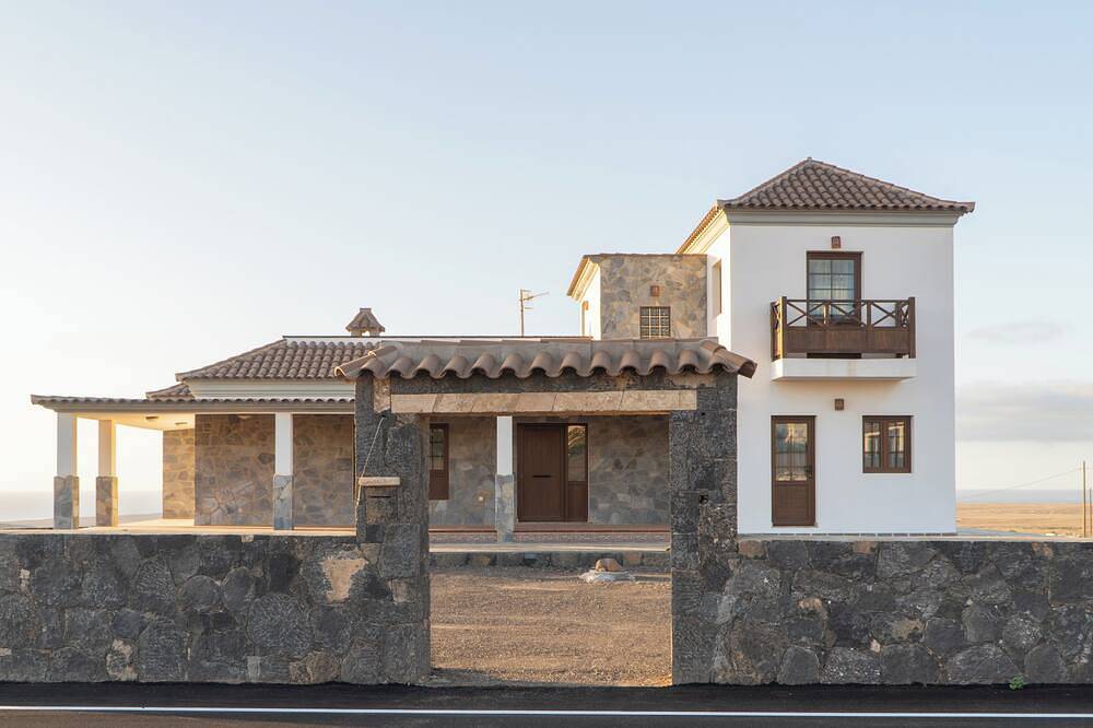 Villa Tebeto with spectacular Sunsets and Sacred Mountain views in Tindaya, La Oliva