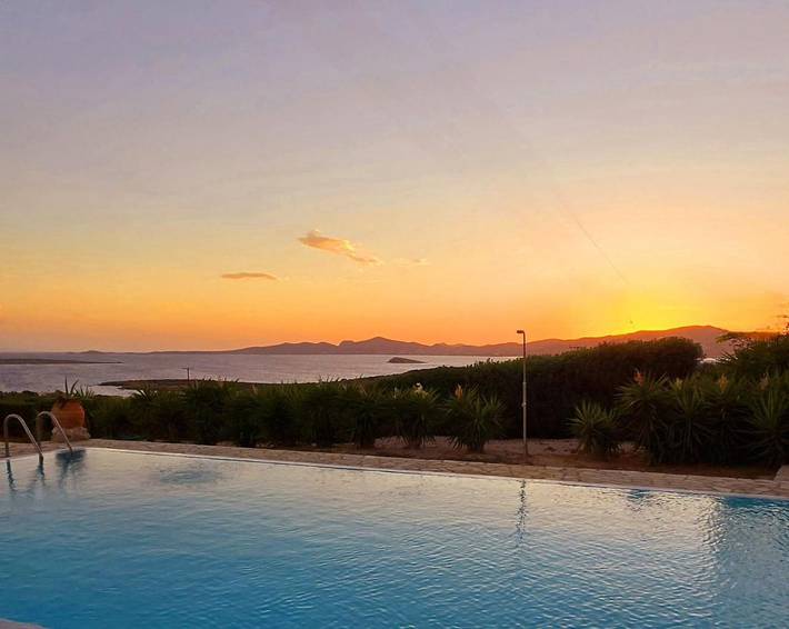 Location de vacances pour 8 personnes, avec vue ainsi que piscine et jardin, animaux acceptés dans Aliki - 2
