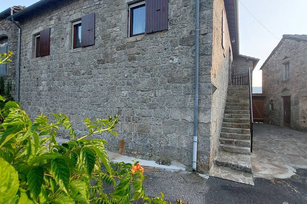 Spacieuse maison en pierre, nichée dans un petit hameau in Saint-Pierre-de-Colombier, Parc naturel régional des Monts d'Ardèche