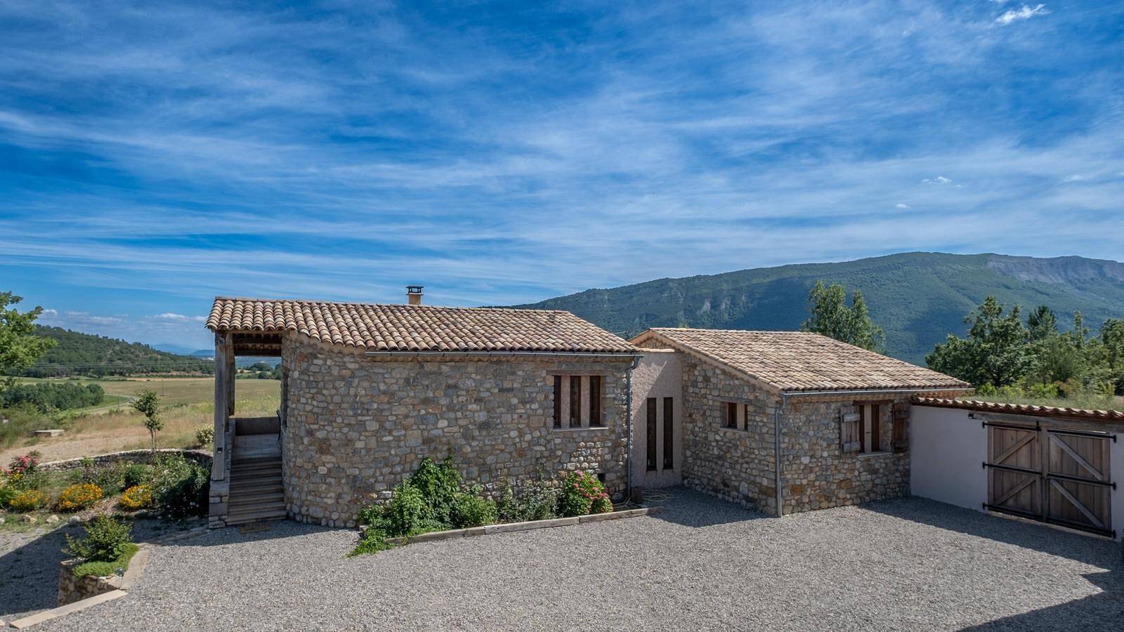 Maison de vacances "Time-out" avec vue sur les montagnes, piscine partagée et Wi-Fi in Laragne-Montéglin, Région de Gap