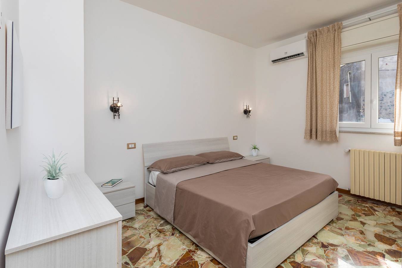 Bed and Breakfast 'Sentiti A Casa' with Wi-Fi and Air Conditioning in Bronte, Mount Etna