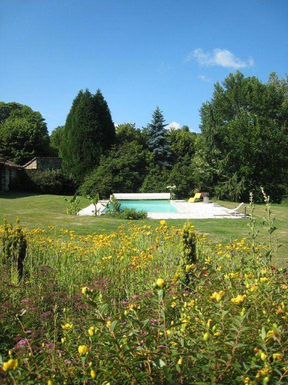 Location de vacances pour 4 personnes, avec jardin ainsi que piscine et terrasse à Compreignac - 3