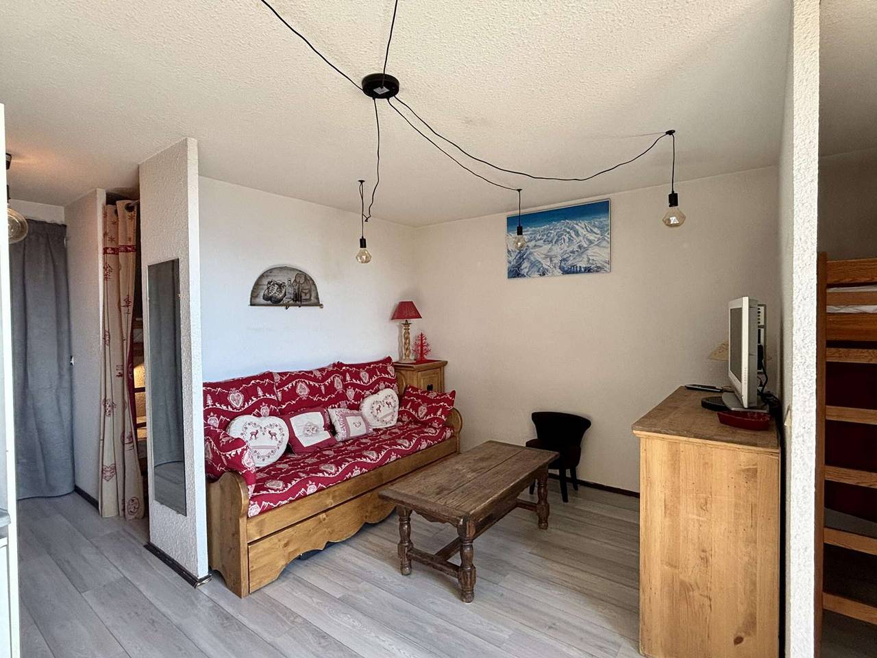 Geheel appartement, Cozy 2-Room Apartment for 5 with Balcony - Close to Lifts & Shops in Alpe d'Huez in Huez, Écrins Nationaal Park