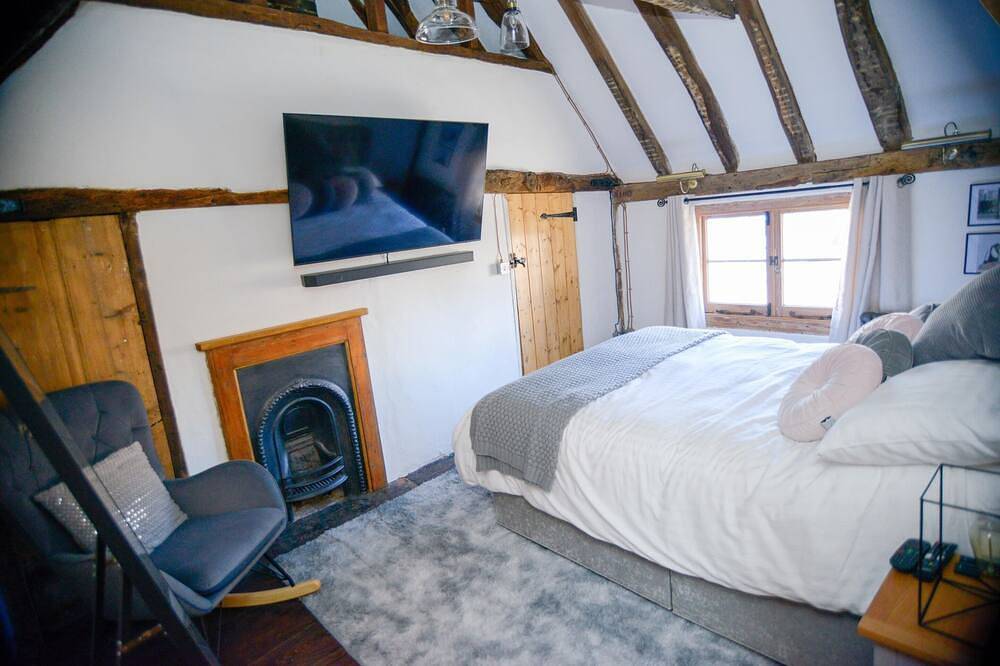 Ye Olde Cottage - Home from home in Crawley, West Sussex