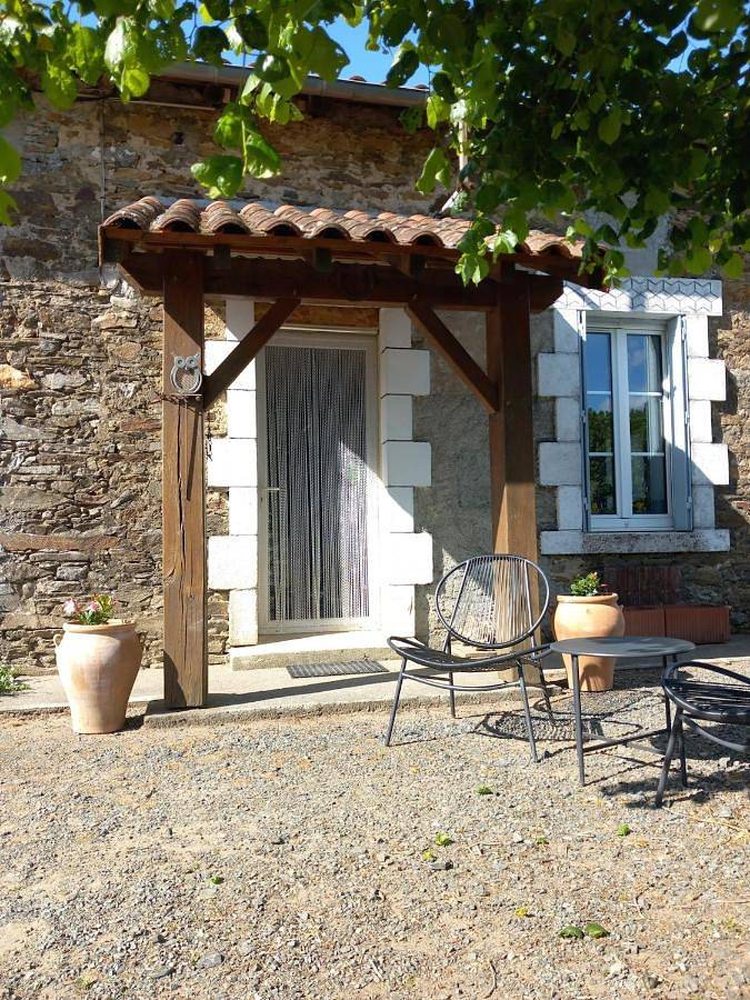 Location de vacances pour 2 personnes, avec jardin et piscine ainsi que terrasse et vue à Châlus