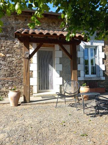 Location de vacances pour 2 personnes, avec vue et piscine ainsi que jardin et terrasse à Châlus