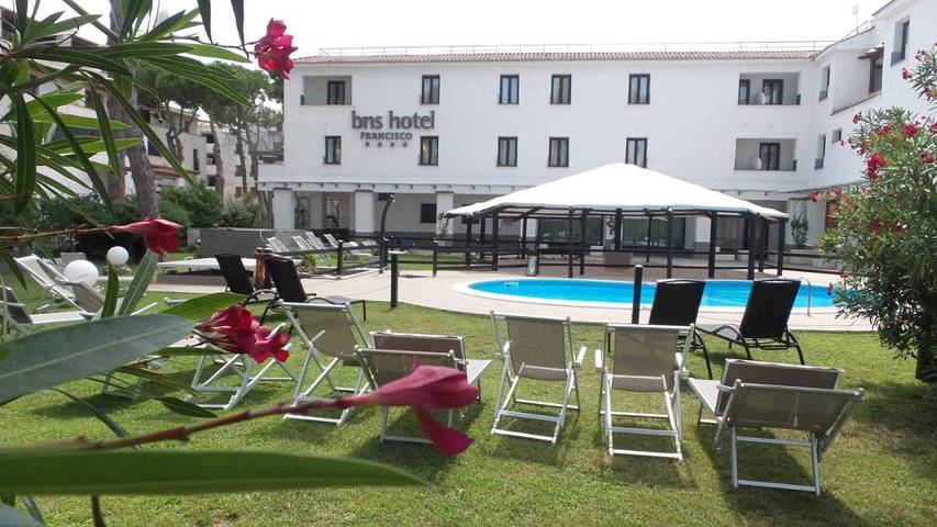 Appartamento per 2 persone, con Giardino e Piscina a Baia Domizia