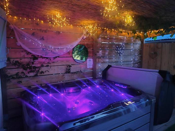 Location de vacances pour 2 personnes, avec Jacuzzi et Terrasse ainsi que Jardin et Piscine à Castex-d'Armagnac