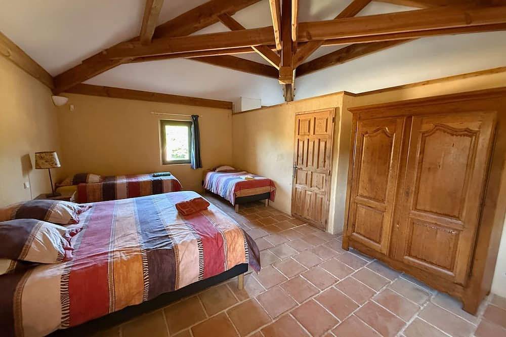 Casita de campo 'Avec Piscine De 25 M Et Spa' con vistas a la montaña, piscina privada y Wi-Fi in Saint-Mathieu-de-Tréviers, Region de Montpellier