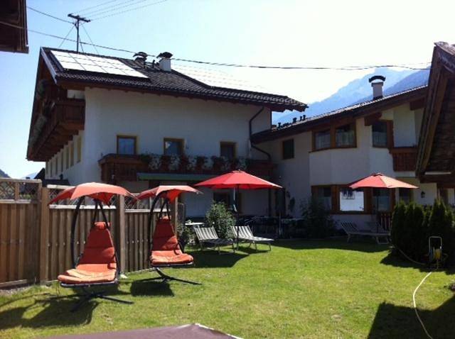 BnB für 8 Personen, mit Ausblick und Garten sowie Sauna im Stubaital