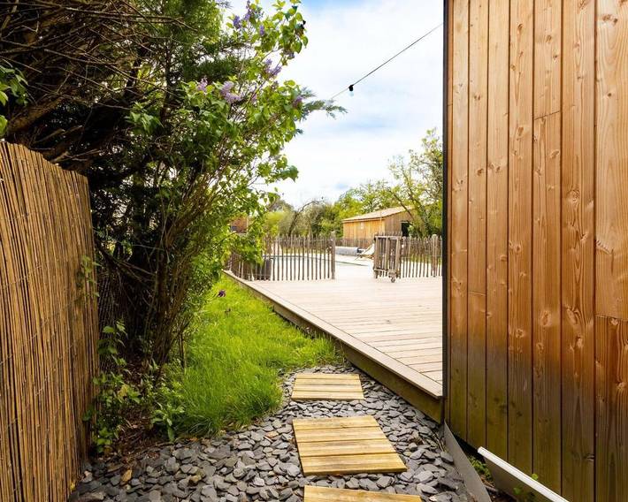 Location de vacances pour 2 personnes, avec Terrasse et Jacuzzi ainsi que Jardin et Piscine à Mérignac