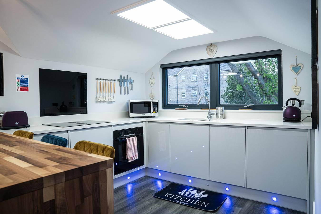 Entire holiday apartment, Annex, 2 Bed, Sleeps 4, Parking in Wakefield, West Yorkshire