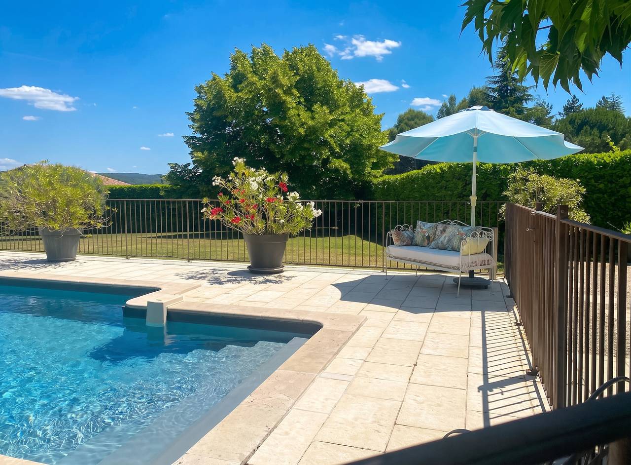 Villa spacieuse proche de Marseille avec jardin et piscine privée in La Tour-d'Aigues, Parc naturel régional du Luberon