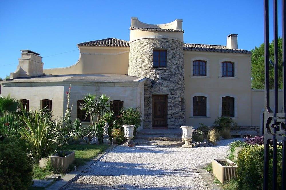 Petit Chateau Aux Portes De La Camargue in Lunel, Côte méditerranéenne (France)