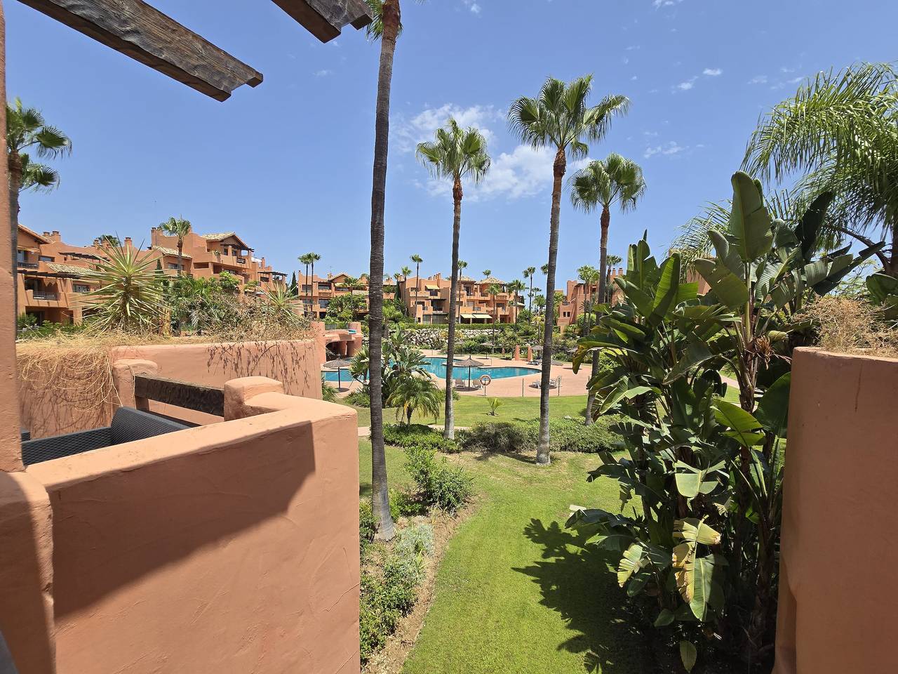 Geheel appartement, Appartement 'Reem' met gedeeld zwembad, wifi en airconditioning in La Resina, Estepona