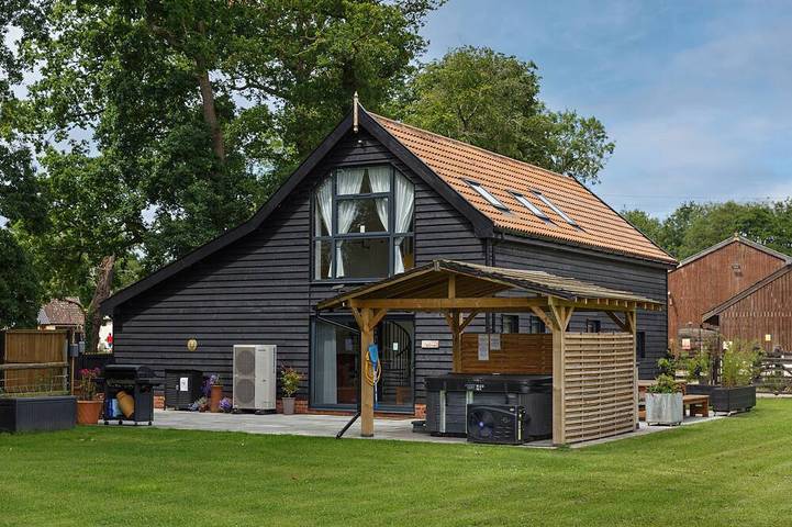 Holiday home for 8 people, with garden and terrace as well as hot tub in Norfolk
