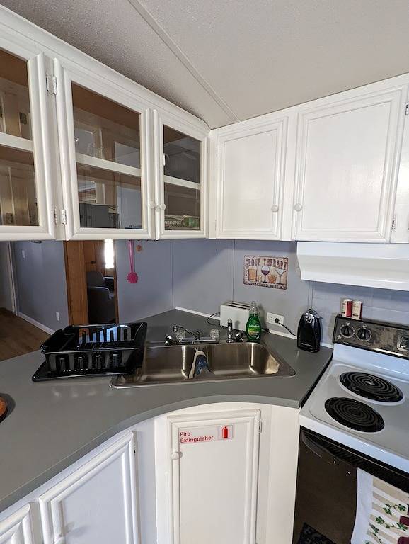 Less than 1 mile from Dale Hollow State Park Marina. Private pond for fishing. in Dale Hollow Lake