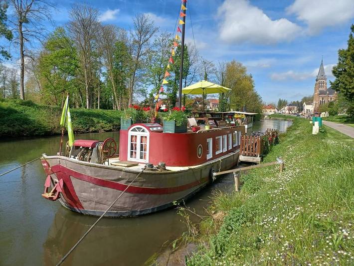 Bateau pour 3 personnes, avec terrasse et vue, animaux acceptés dans 