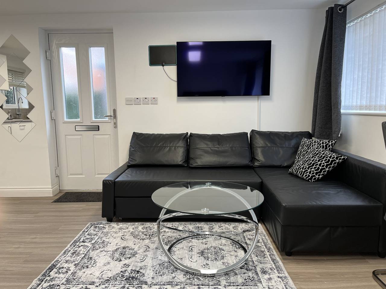 Entire studio, Studio appt - Sleeps 2 - Free Parking - 5min-Metro in Manchester, Greater Manchester