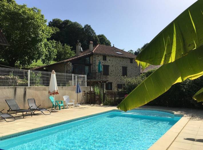 Gîte pour 10 personnes, avec terrasse ainsi que piscine et jardin, animaux acceptés à Sainte-Colombe (Lot)
