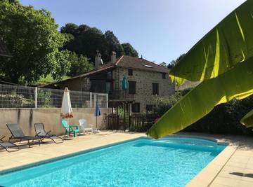 Gîte pour 10 personnes, avec piscine ainsi que terrasse et jardin, animaux acceptés à Sainte-Colombe (Lot)