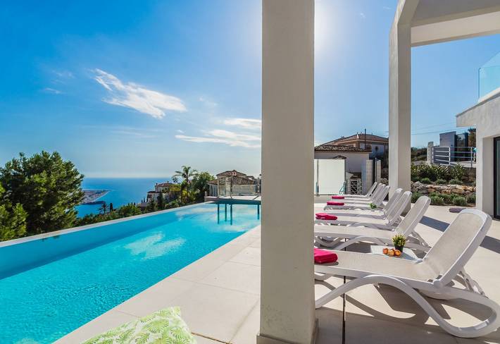 Ferienhaus 'Villa Sonrisa mit atemberaubender Aussicht' mit Meerblick, WLAN und Klimaanlage in Monte de los Almendros, Salobreña