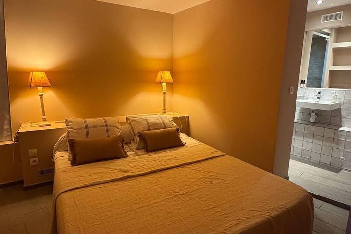Entire apartment, Self-contained apartment with wooden terrace and panoramic sea view in a quiet location. in Hyeres, Parc national Port-Cros