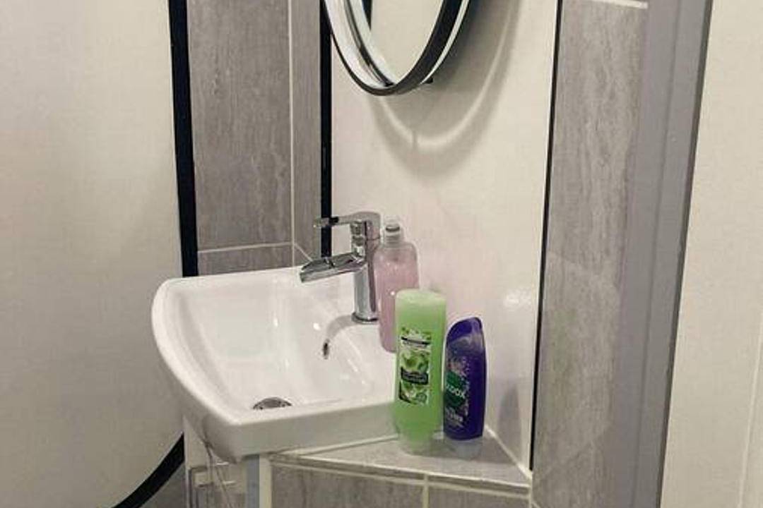 Entire studio, Studio- Sleeps 2-Pets Ok-Action Park and Stn Close in Ealing, London