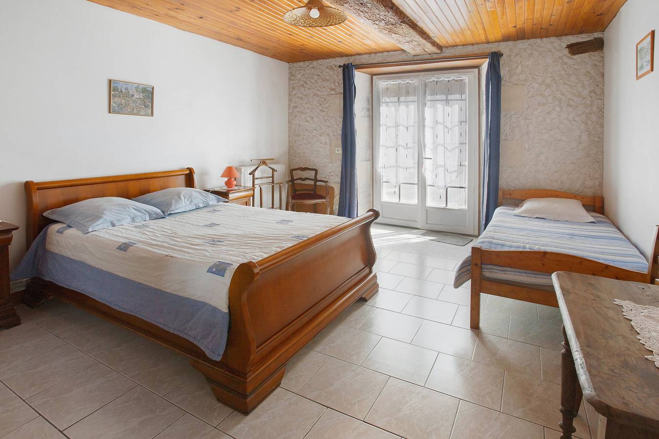 Guest Room "Les Lauriers" with Shared Terrace, Shared Garden and Wi-Fi in Antezant-la-Chapelle, Saint-Jean-d'Angély region