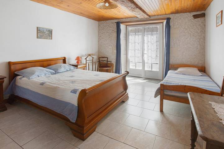Chambre d’hôtes « Les Lauriers » avec terrasse partagée, jardin partagé et Wi-Fi in Antezant-la-Chapelle, Région de Saint-Jean-d'Angély