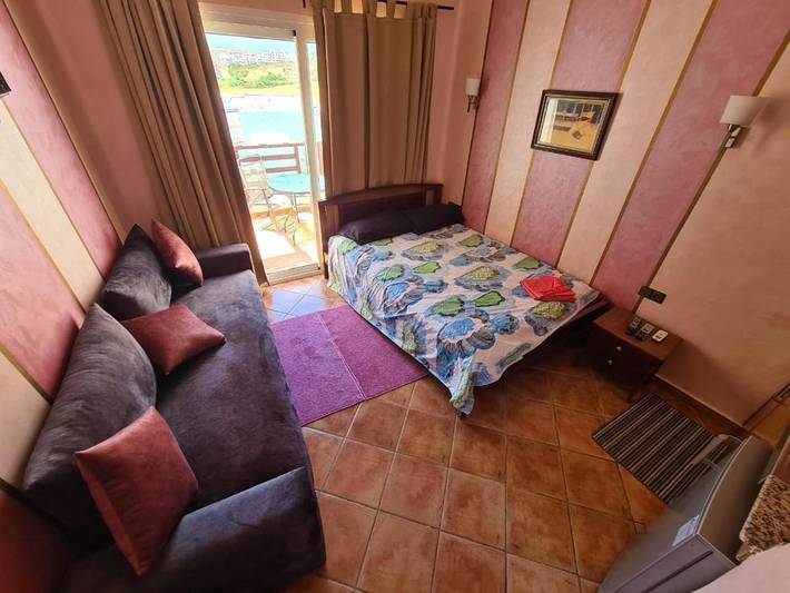 Appart’hôtel pour 3 personnes, avec bassin pour enfant et jardin ainsi que vue et piscine