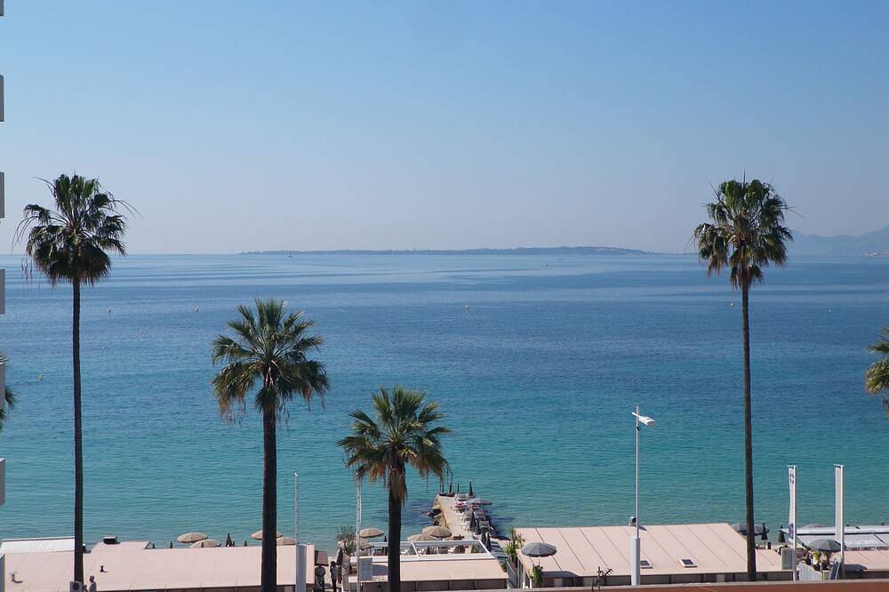 Appartement entier, Magnifique  vue  Mer Tout confort. Climatisé. 50 m de la plage. Wifi  et Freebox in Juan-les-Pins, Antibes