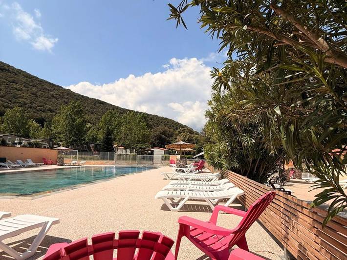 Location de vacances pour 6 personnes, avec vue et jardin ainsi que bassin pour enfant et piscine à Reynès