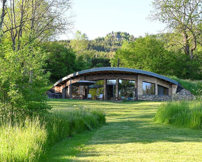 Gîte pour 5 personnes, avec jardin et jacuzzi à Queyrières
