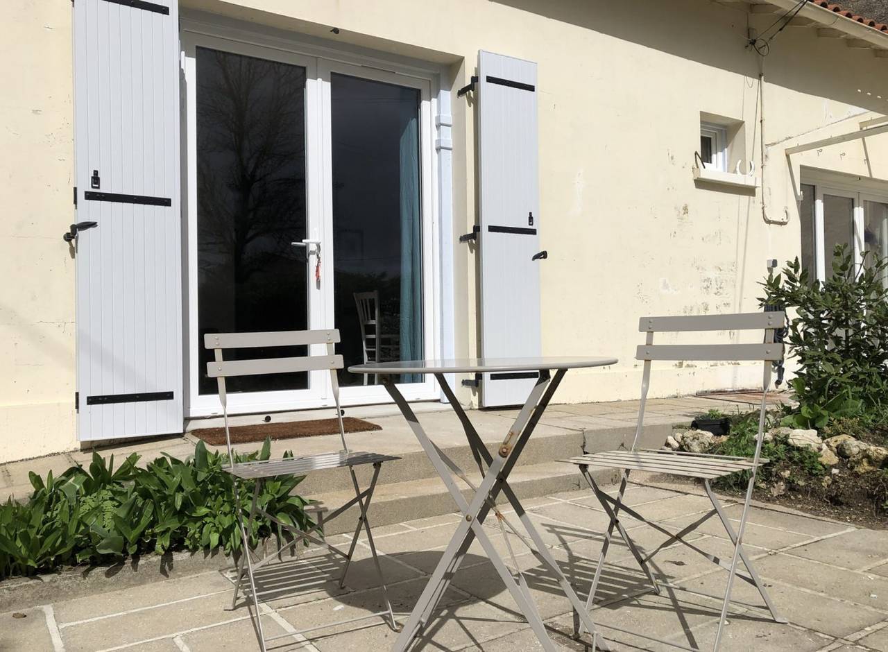 Gîte 3 personnes avec piscine, en Charente-Maritime in Puyravault, Région de Rochefort