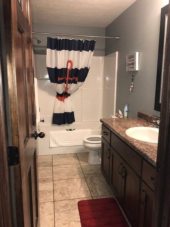 Lake house for 10 people, with yard and pool as well as terrace and hot tub in Iowa