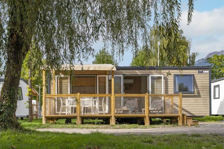 Camping pour 6 personnes, avec terrasse et piscine, adapté aux familles dans Bauges - 2