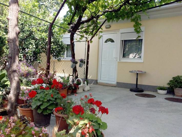 Ferienwohnung für 2 Personen, mit Terrasse und Garten sowie Ausblick in Budva