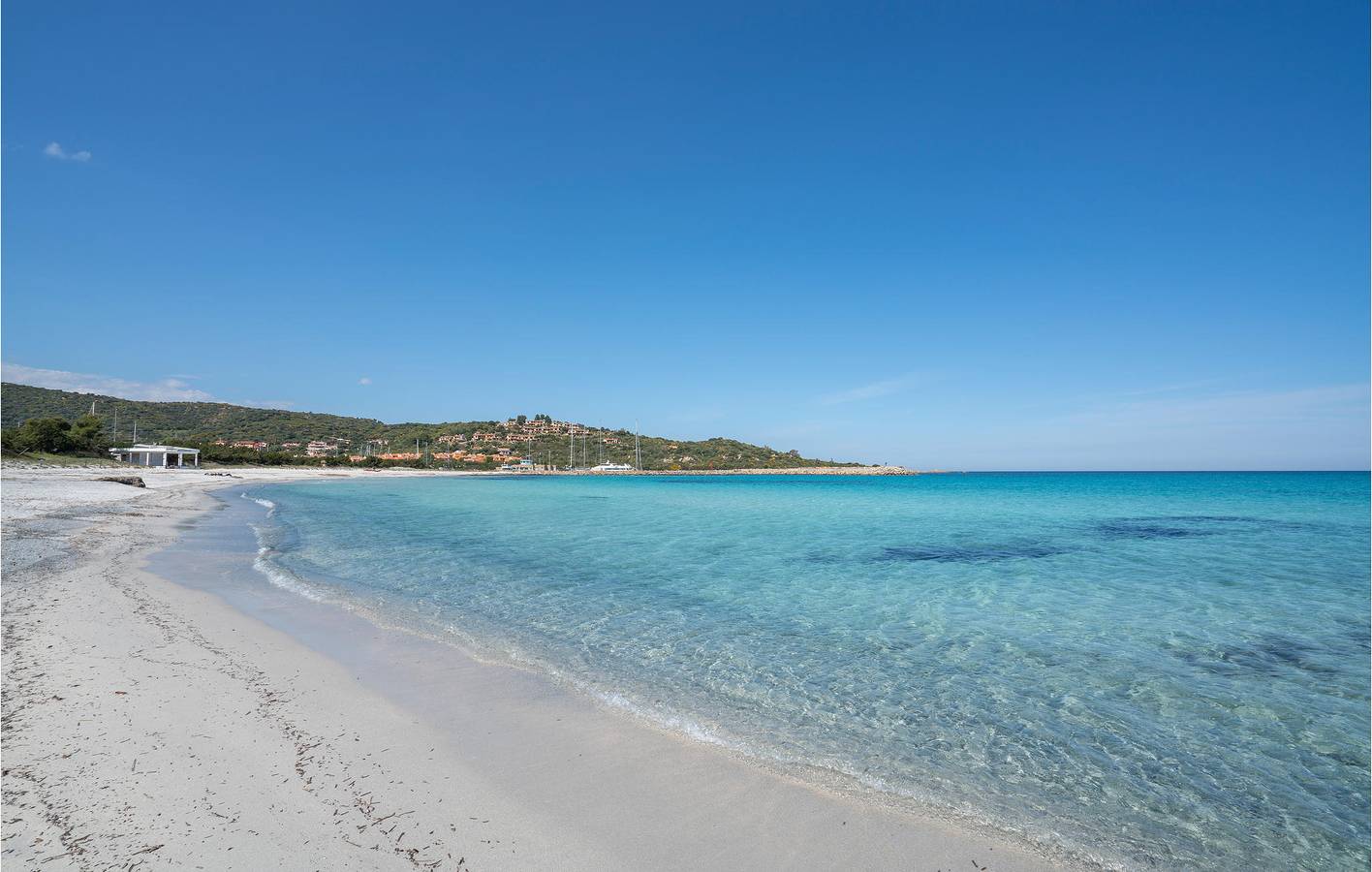 Entire vacation apartment, Poolside Apartment with Kitchen & Internet, 1.5km to Beach in Sos Alinos, Orosei