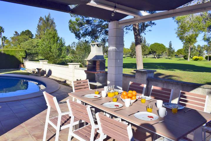 Villa voor 8 personen, with uitzicht and tuin as well as terras, met huisdier in Oliva