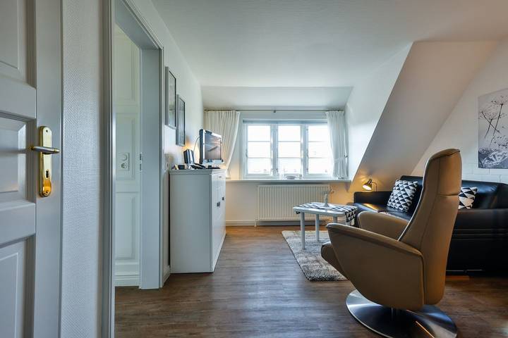Ganze Wohnung, Helle Zwei Zimmer Wohnung mit hochwertigen Einbauten im Herzen von Hörnum. in Hörnum, Sylt