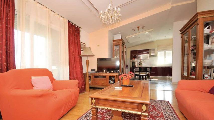 Ferienwohnung für 8 Personen, mit Garten und Balkon in Kaštela