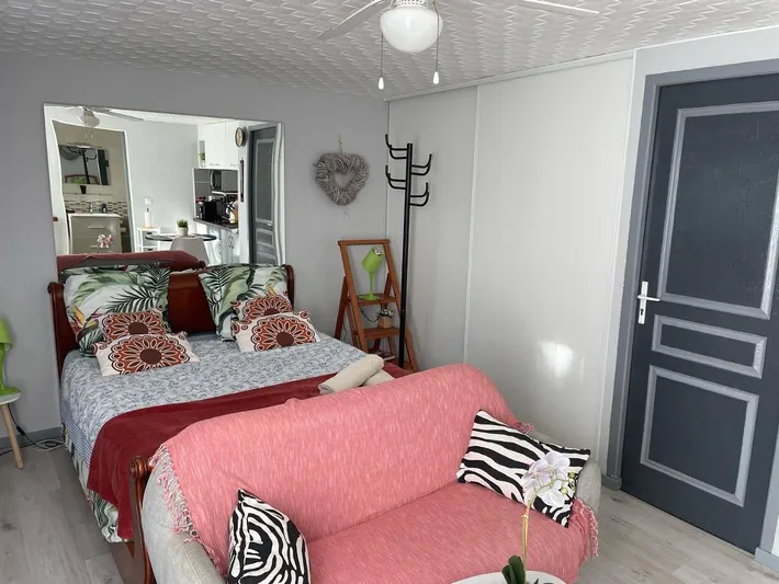 Apartamento de vacaciones para 2 personas, con jardín y piscina además de terraza y vistas, Se admiten mascotas - 1