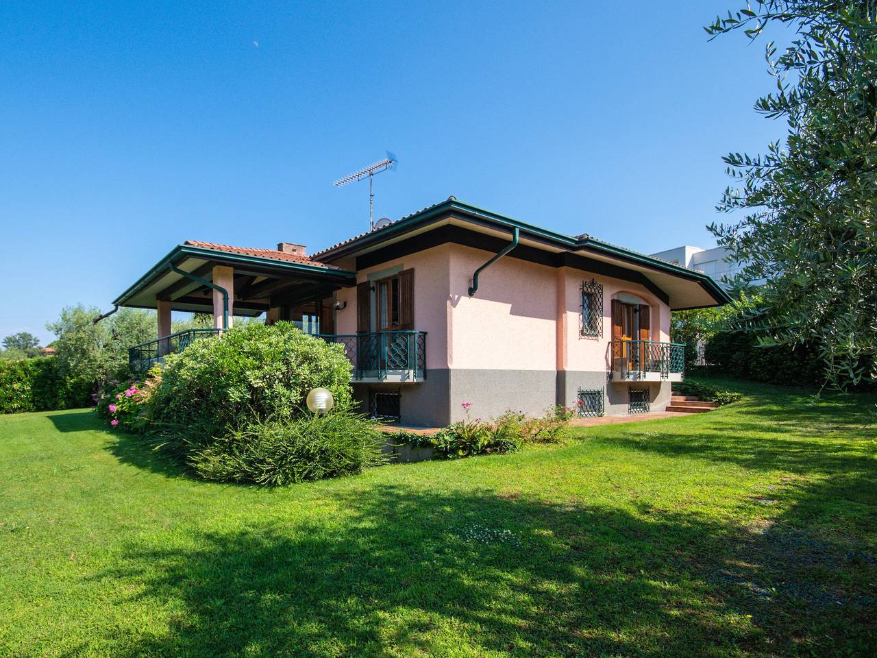 Villa "Portese" with a Rustic Touch and Near Lake Garda in San Felice del Benaco, Garda Mountains