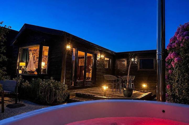 Chalet für 4 Personen, mit Whirlpool und Terrasse sowie Garten - 1