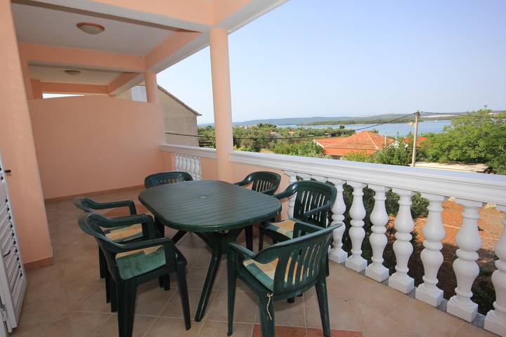 Ferienwohnung für 5 Personen, mit Balkon/Terrasse auf Pasman