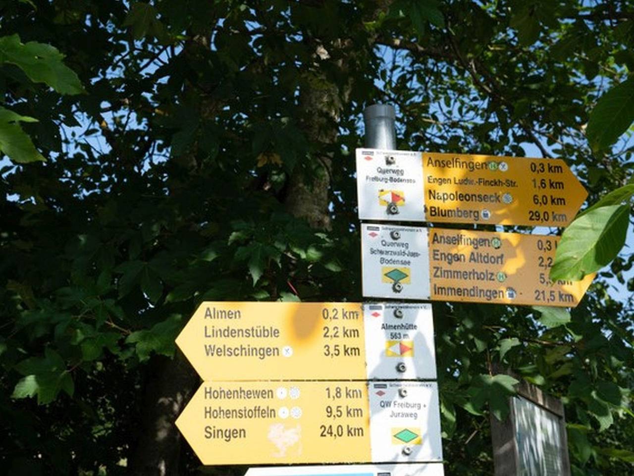 Ganze Ferienwohnung, Yogahaus Prasaad - Fünfbettzimmer 30 qm mit eigener Dusche und Etagen-Wc, max. 5 Personen in Engen, Hegau